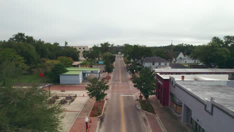 Reverse-aerial-flyover-of-the-empty-and-abandoned-downtown-area-of-Ocoee,-Florida-with-nobody-and-no-vehicles