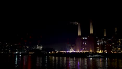 Nachtansicht-Des-Battersea-Kraftwerks-Vom-Grosvenor-Mit-Rauch,-Der-Vom-Schornstein-Aufsteigt