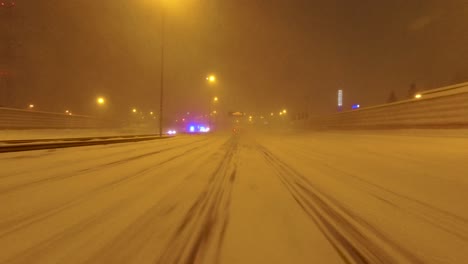 POV-Aufnahme-Von-Rettungsdiensten,-Die-Nach-Starkem-Schneefall-An-Einem-Autobahnunfall-Teilnehmen
