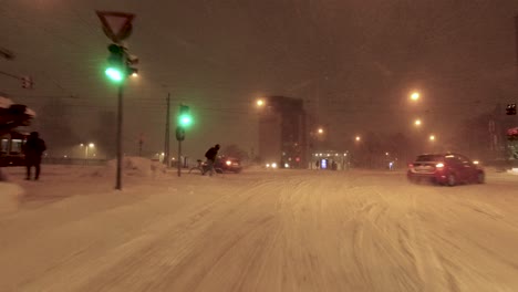 Toma-Pov-Conduciendo-Junto-Al-Tráfico-En-Un-Centro-De-Helsinki-Cubierto-De-Nieve