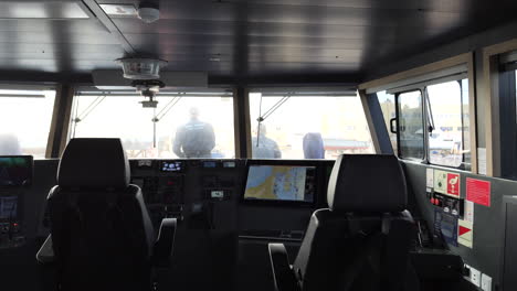 Radarschirm-Und-Maritime-Navigationsinstrumente-In-Einer-Spanischen-Zoll-Seepatrouille