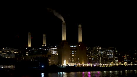Ein-Blick-Auf-Das-Kraftwerk-Battersea-Bei-Nacht-Vom-Grosvenor-Aus-Mit-Rauch,-Der-Aus-Dem-Schornstein-Aufsteigt