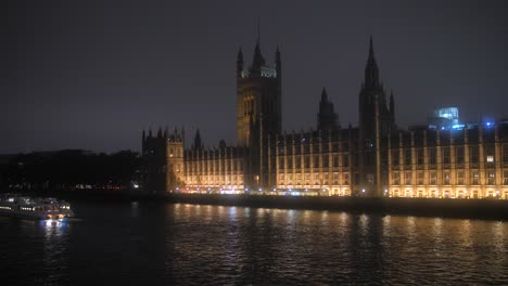 Westminster-Palace-And-River-Thames-At-Night-In-Central-London,-England,-United-Kingdom