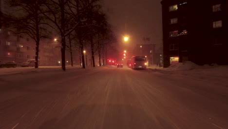 Tiro-Pov-Conduciendo-A-Través-Del-Tráfico-Pesado-En-El-Centro-De-Helsinki-En-Una-Tormenta-De-Nieve