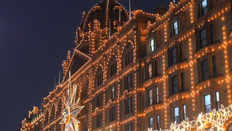 Harrods-luxury-department-store-with-Christmas-decorations,-London,-United-Kingdom