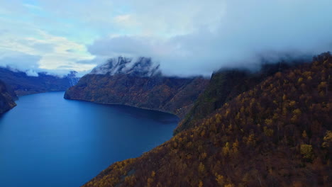 Luftaufnahme-Eines-Wunderschönen-Riesigen-Sees-Oder-Flusses-In-Norwegen-Mit-Bergen-Und-Hügeln