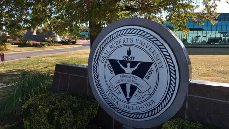 Mündliches-Schild-Der-Roberts-University-Am-Eingang-Zum-Christlichen-Campus-In-Oklahoma