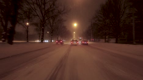 Reisender-Schuss-Durch-Verschneite-Straßen-In-Helsinki-Mit-Mehr-Fallendem-Schnee