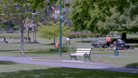 People-looking-for-fresh-air-in-the-middle-of-the-city-park-with-shady-trees