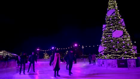 9.-Dezember-2022---Leute,-Die-Auf-Der-Eisbahn-Des-Gleitens-Battersea-Rund-Um-Den-Weihnachtsbaum-Eislaufen