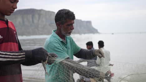 Pescador-Mayor-Clasificando-La-Red-De-Pesca-En-Gwadar-En-La-Costa-De-Baluchistán