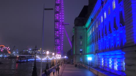 Queen's-Walk-Promenade-At-Night-With-London-Eye-And-Christmas-Lights-Decor-In-Southbank,-London,-UK