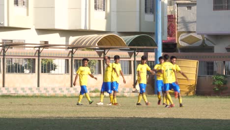 Equipo-De-Fútbol-Local-Haciendo-Ejercicio-En-La-Cancha-En-Karachi