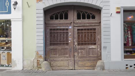 Old-Rusty-Face.-Antique-Entrace-Handhel-Footage