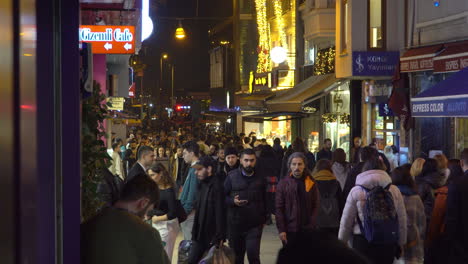 Städtische-Szenerie-Von-Menschen-Auf-Den-Straßen-In-Istanbul-Nach-Der-Arbeit-In-Der-Nacht