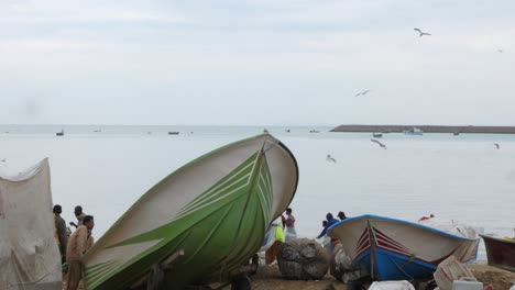 Gaviotas-Volando-Sobre-Pescadores-Locales-Con-Botes-En-La-Playa-En-Gwadar-En-La-Costa-De-Baluchistán