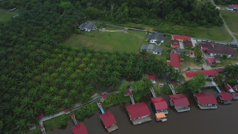 Drone-Tilt-Shot-Vista-De-Casas-De-Huéspedes-En-El-Río-En-Rompin-Pahang,-Malasia