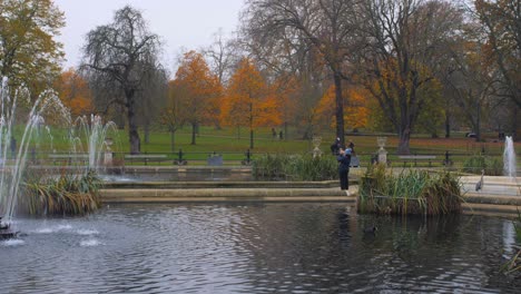 Springbrunnen-Auf-Dem-Teich-Von-Hyde-Park-Gardens-Während-Der-Herbstsaison-In-London,-England,-Vereinigtes-Königreich