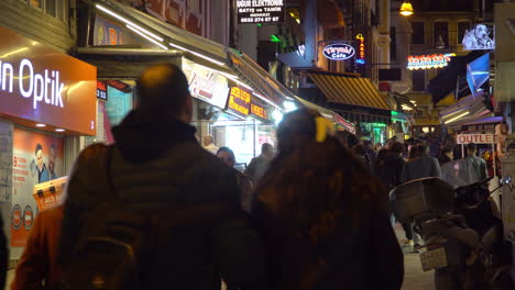 Paisaje-Nocturno-En-El-Distrito-De-Kadiköy-De-Estambul-Con-Peatones-Caminando