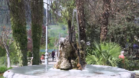 Ein-Kleiner-Wasserbrunnen-In-Einem-Park-Im-Stadtzentrum-Von-Meran,-Südtirol,-Italien
