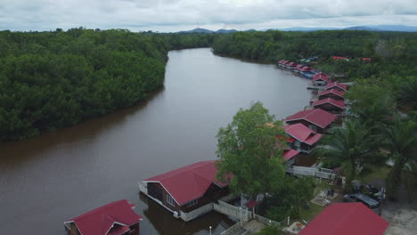Drohnenansicht-Von-Schwimmenden-Häusern-In-Rompin-Pahang-Mit-Roter-Dachfarbe