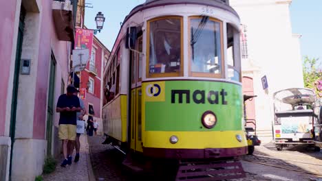Tranvía-Tradicional-De-Lisboa-En-Las-Calles-De-Lisboa