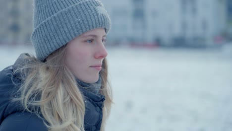 Ein-Mädchen-Im-Kalten-Schnee-Von-Heiserem-Sibirien