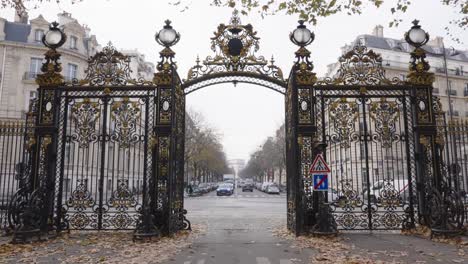 Blick-Auf-Den-Arc-De-Triomphe-Vom-Tor-An-Der-Gasse-Der-Gräfin-Von-Segur-Im-Parc-Monceau