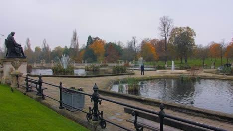 Picturesque-Scenery-Of-Garden-Ponds-And-Fountains-At-The-Hyde-Park-In-London,-UK-During-Fall-Season