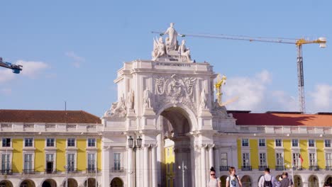 Gente-Caminando-En-La-Plaza-Del-Comercio-En-El-Centro-De-Lisboa