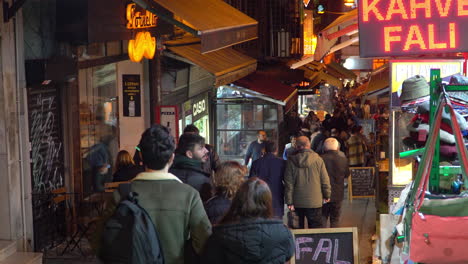 Gente-Apurada-En-Las-Calles-De-Estambul-Durante-La-Noche-En-Invierno-Turco