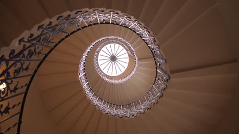 Mirando-Hacia-Arriba-En-Las-Famosas-Escaleras-De-Tulipanes-Y-Linterna-Dentro-De-La-Casa-De-La-Reina-En-Greenwich,-Londres,-Reino-Unido