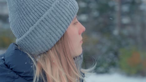 Nahaufnahme-Eines-Schönen-Gesichts-Eines-Mädchens-Im-Heiseren-Schnee-Sibiriens
