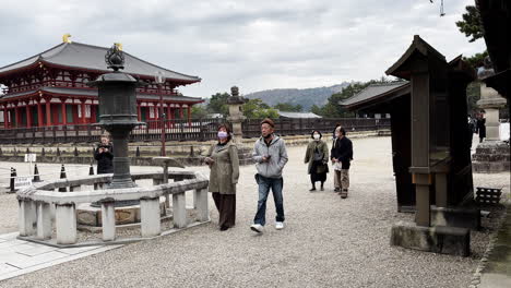 Turistas-Frente-Al-Edificio-Del-Templo-Asiático,-Nara-Japón