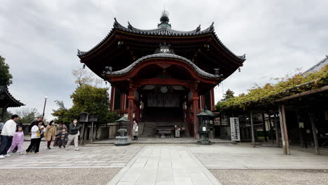 Gente-Rezando-En-El-Templo-Budista,-Nara,-Japón,-Tiro-Estático
