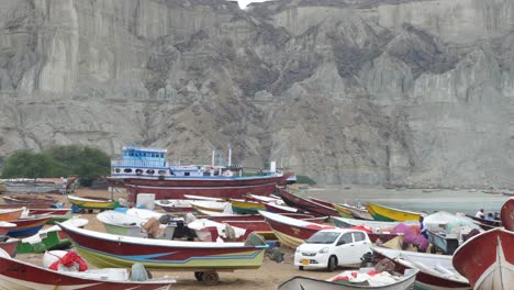 Vista-De-Los-Barcos-De-Pesca-Descansando-En-La-Playa-En-Gwadar,-Pakistán