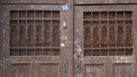 Vieja-Puerta-Oxidada.-Material-De-Archivo-De-Mano