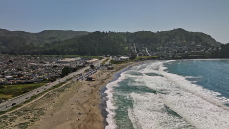 Pacifica-California-Aerial-V1-Flyover-Langer-Halbmondförmiger-Linda-Mar-State-Beach-In-Richtung-Pedro-Point,-Der-Im-Sommer-Die-Ozeanwellen-Einfängt,-Die-An-Die-Küste-Schlagen-–-Aufgenommen-Mit-Mavic-3-Cine-–-Mai-2022