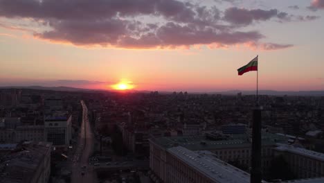 Bulgarische-Flagge,-Die-Während-Eines-Wunderschönen-Sonnenuntergangs-In-Der-Stadt-Sofia-Im-Wind-Weht
