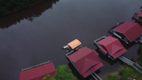 Drohnenneigungsansicht-Von-Roten-Gästehäusern-Im-Fluss-Rompin-Pahang,-Malaysia