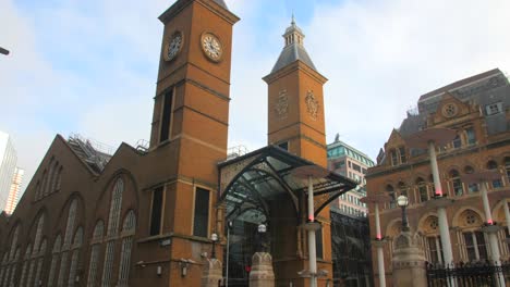 Menschen-Kommen-Und-Gehen-Am-Bahnhof-Liverpool-Street-In-London,-England,-Vereinigtes-Königreich