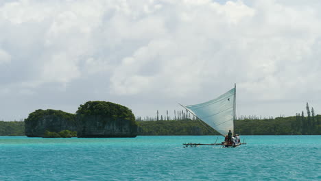 Navegando-En-Una-Canoa-Tradicional-En-Upi-Bay-Cerca-De-Vao-En-Nueva-Caledonia