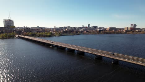 Puente-De-Harvard-Sobre-El-Río-Charles-Que-Une-Boston-Con-Cambridge---Vista-De-Seguimiento-Aéreo