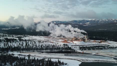 Pulp-Mill-in-Action:-Aerial-View-of-Pollution-Emitting-Industrial-Facility-in-Cranbrook,-British-Columbia-Processing-Raw-Materials-for-Paper-Production-on-a-Cold-Winter-Day