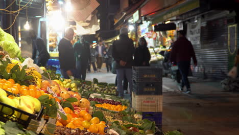 Obst--Und-Gemüsestand-Auf-Dem-Türkischen-Markt-In-Istanbul-Bei-Nacht