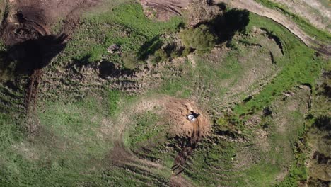 4x4-Dünenbuggy-In-Einem-Steilen-Hügel-Erklimmt-4k-Drohnenaufnahme