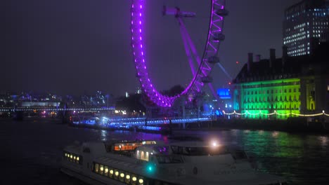 Dinner-Kreuzfahrt-Auf-Der-Themse-Bei-Nacht-Mit-Farbenfrohem-London-Eye-Im-Beleuchteten-Hintergrund