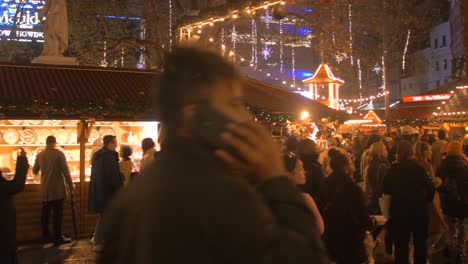 Leicester-Square-Traditionelle-Kirmes-Mit-Hockern,-Karussell,-Zu-Gewinnenden-Preisen-Und-Weihnachtsaktivitäten