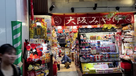 Vista-Cinematográfica-De-Pequeñas-Tiendas-Con-Comerciantes,-Side-Dolly,-Osaka,-Japón