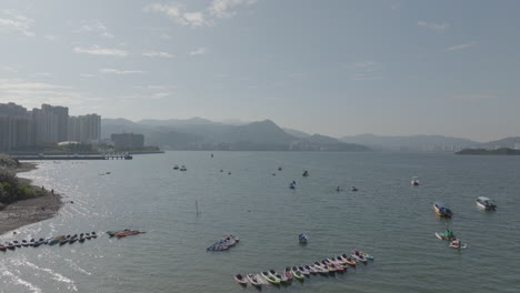 Viele-Boote-Schwimmen-Auf-Dem-Wasser-In-Der-Stadt-In-Hongkong,-China